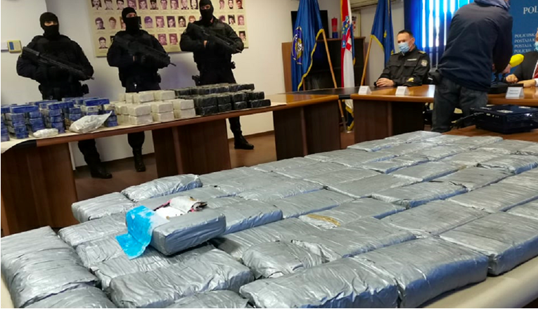 Policija u Pločama našla rekordne količine heroina. Drugi brod krcat kokainom