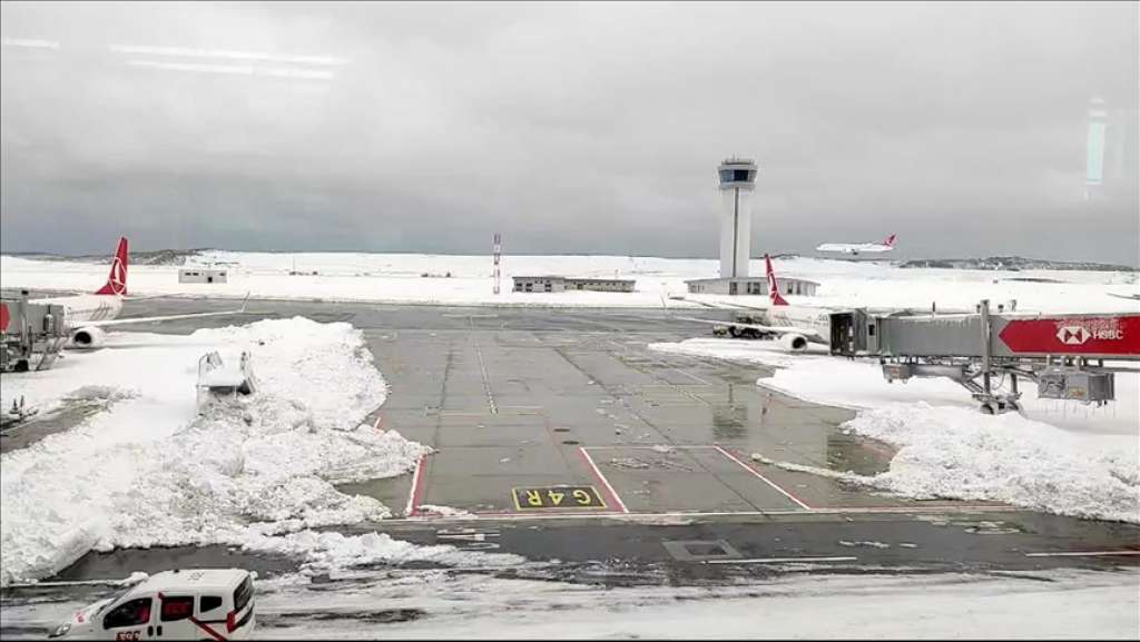 Aerodrom Istanbul djelimično otvoren nakon snježnih padavina
