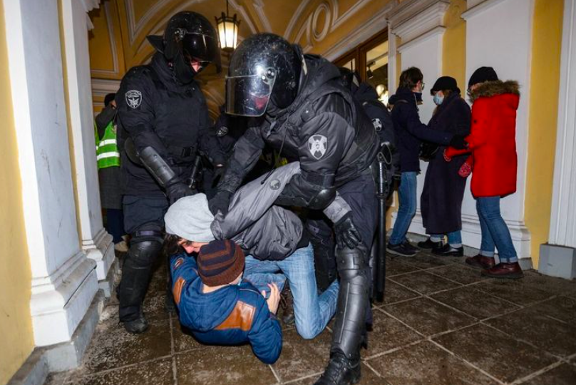 Rusi prosvjeduju protiv rata, policija ih masovno privodi