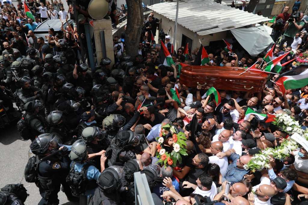 Vodeći katolički svećenik na Svetoj zemlji osudio ponašanje izraelske policije na sahrani Abu Akleh