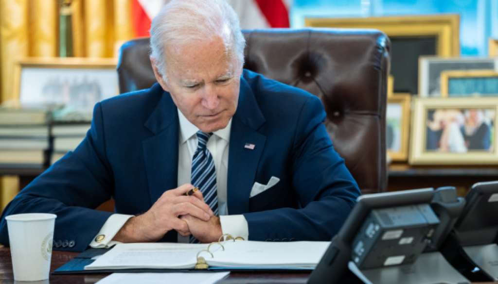 SAD: Biden potpisao novi zakon o kontroli oružja