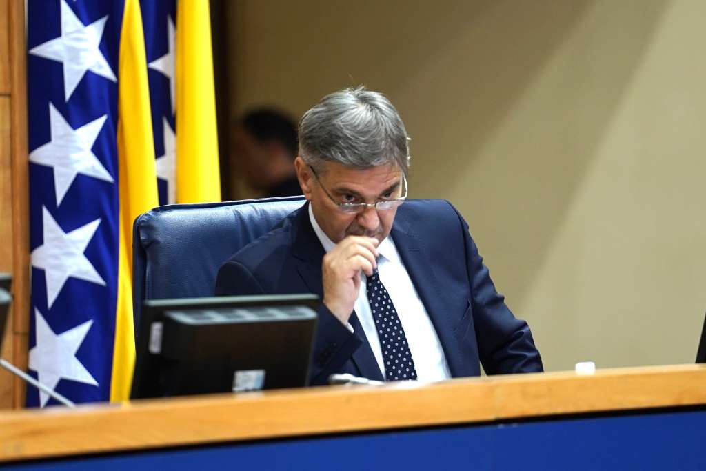 Zvidić traži da se anulira povećanje plata parlamentarcima i ostalim funkcionerima