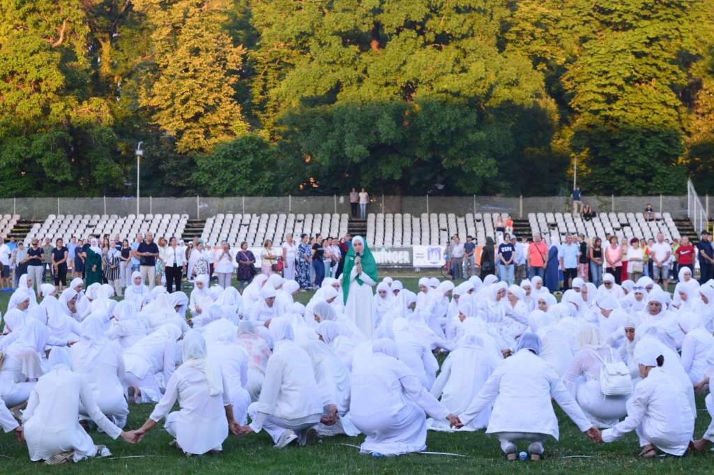 U Bihaću osmi 'Performans 8372' u znak sjećanja na žrtve genocida u Srebrenici