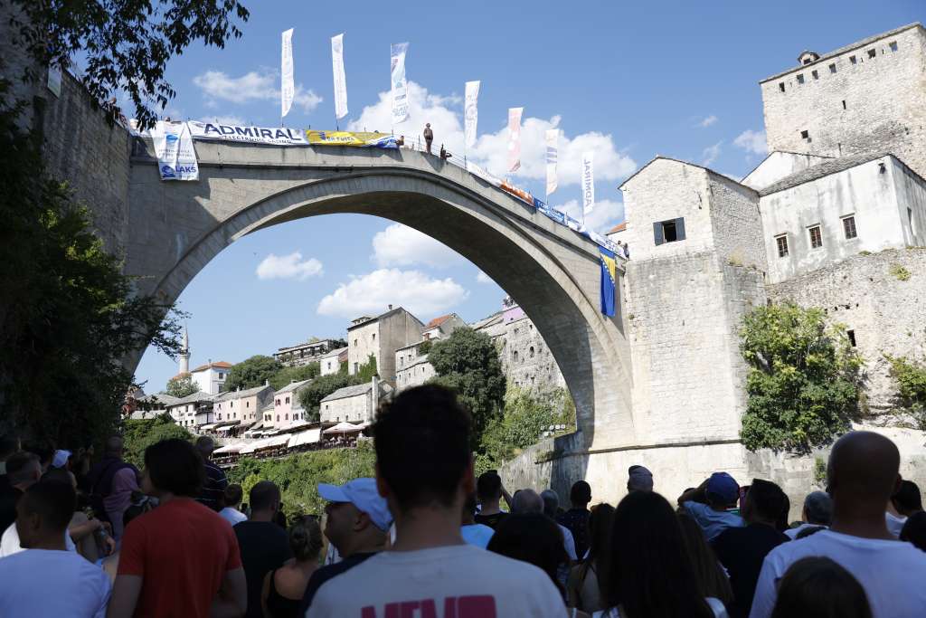 Počeli skokovi sa Starog mosta: Za titulu najboljeg natječe se 31 skakač