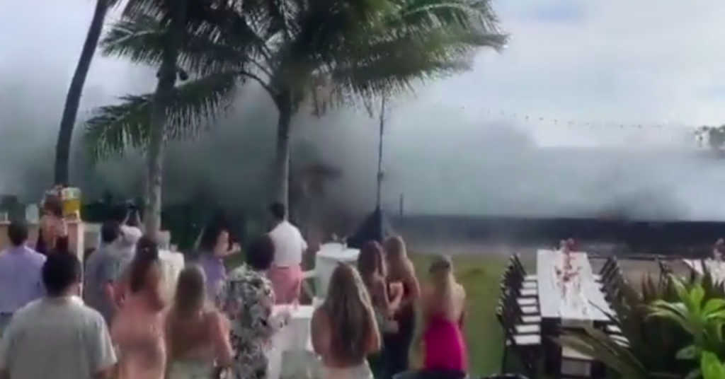 Veliki val prekinuo vjenčanje na Havajima. Prešao je preko zida i sve uništio.