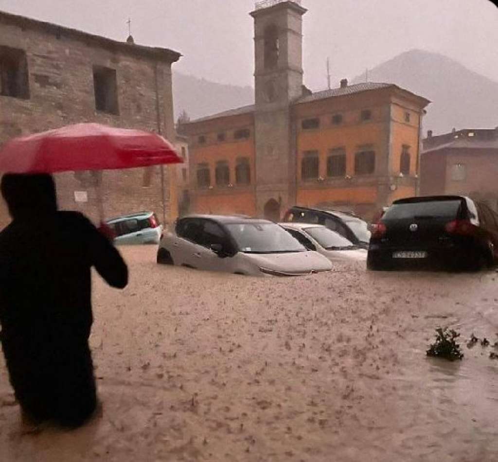 Najmanje osam mrtvih u oluji koja je zahvatila centralnu Italiju