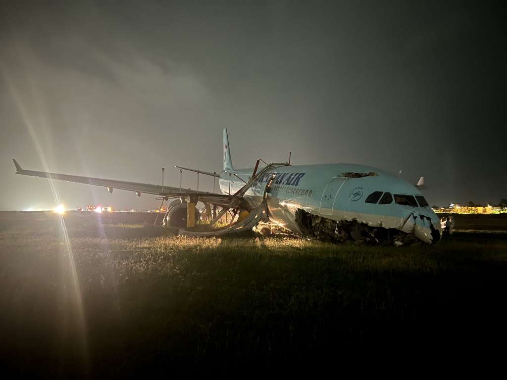 Avion Korean Aira promašio pistu na Filipinima, ostao zaglavljen u travi