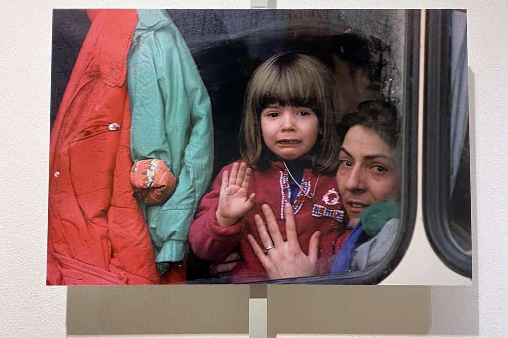 Maša Gavran djevojčica sa ratne fotografije na izložbi o opsadi Sarajeva u Grčkoj