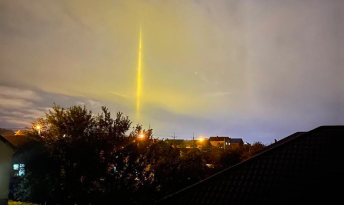 Čudni žuti stupovi svjetlosti na nebu uznemirili stanovnike ruskog Belgoroda