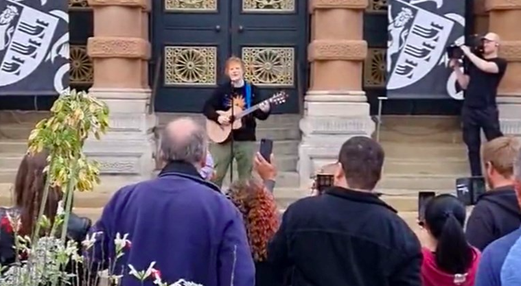 Ed Sheeran održao besplatan koncert u rodnom gradu. Kupio pa dječaku poklonio gitaru