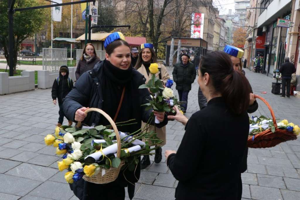 Povodom Dana državnosti BiH, u Starom Gradu građanima dijeljene ruže u bojama zastave BiH