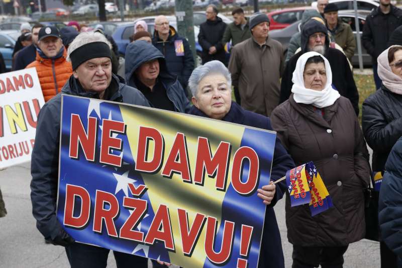 Održani mirni protesti na Trgu BiH pod nazivom 