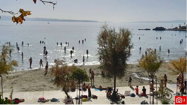 NEVJEROVATNO! Prvi novembar, a plaža u Splitu krcata kupačima