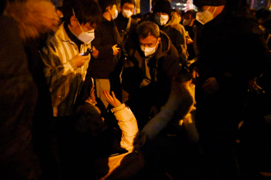 KINA: Policija pretukla i uhapsila novinara BBC-ja dok je izvještavao sa protesta
