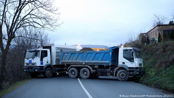 Ceste na sjeveru Kosova blokirane, zvaničnici EU i SAD dolaze u Beograd