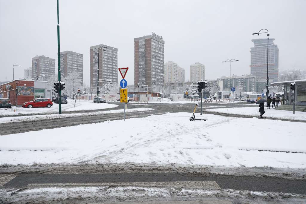 KJKP 'Rad' - Na čišćenju snijega angažirana 42 vozila, 90 radnika ručno čisti snijeg