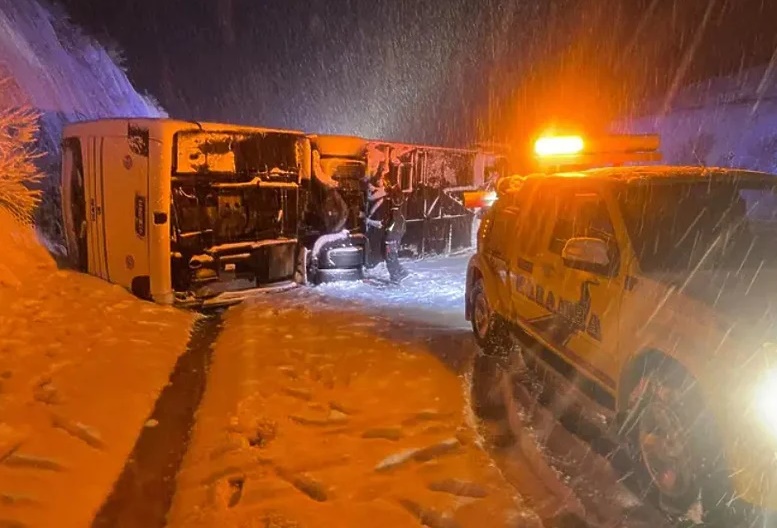 HRVATSKA: Prevrnuo se autobus, jedna osoba poginula