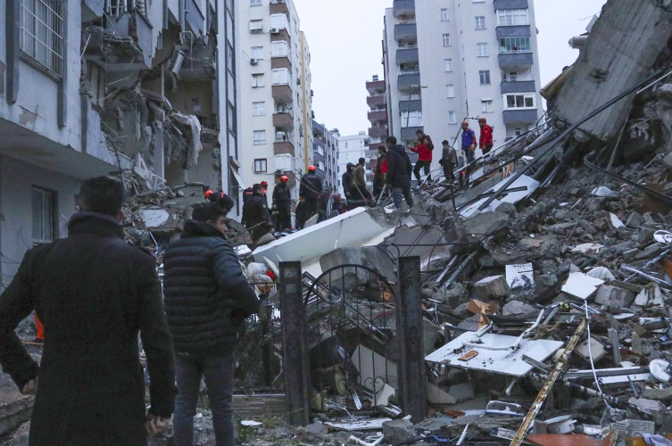 Broj žrtava razornog zemljotresa premašio 15.000, pomoć stiže iz cijelog svijeta