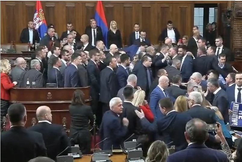 Haos u Skupštini Srbije: Aleksandar Vučić vrijeđao opoziciju, izbila i tučnjava