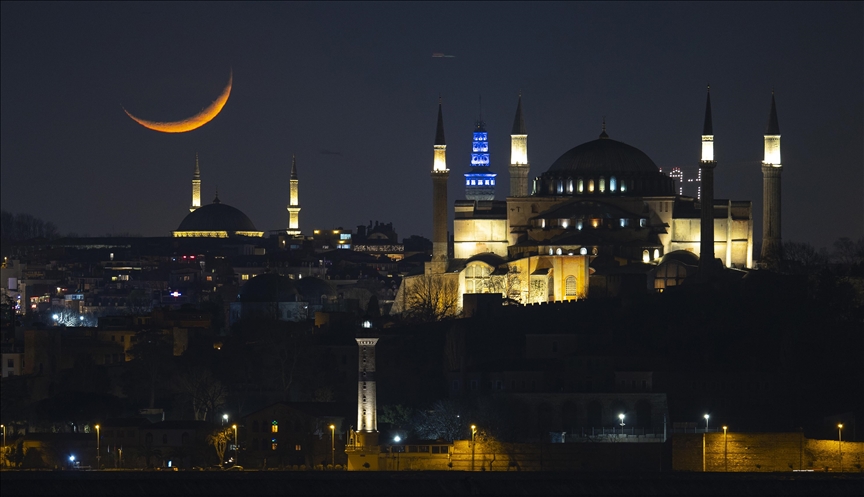 Magični prizori turske metropole. Pulumjesec iznad Istanbula ostavlja bez daha