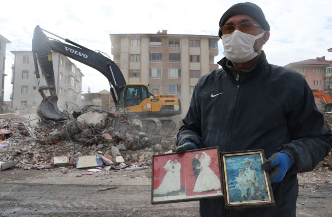 Turski državljanin po ruševinama zgrade traži fotografije