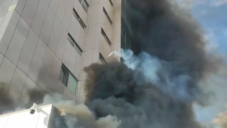 Neredi u Prištini: Dimne bombe bačene na zgradu Vlade, zahtijeva se ostavka premijera Kurtija