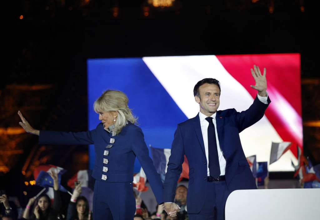 Macron pjevao na ulici nakon obraćanja o penzijama