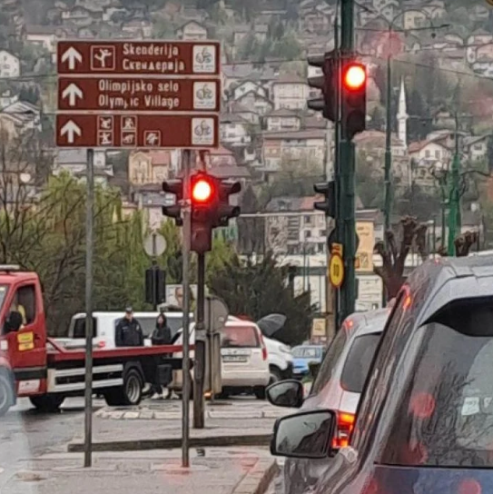 Velika gužva u saobraćaju: Sudar dva vozila na raskrsnici u centru Sarajeva