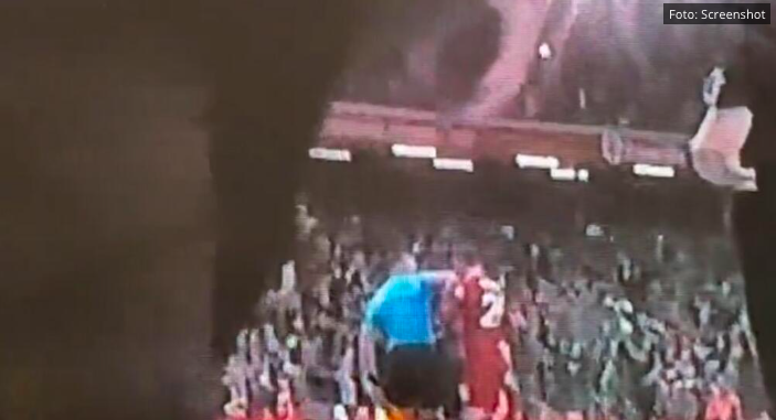 Incident na utakmici Liverpul - Arsenal. Sudija udario igrača (VIDEO)