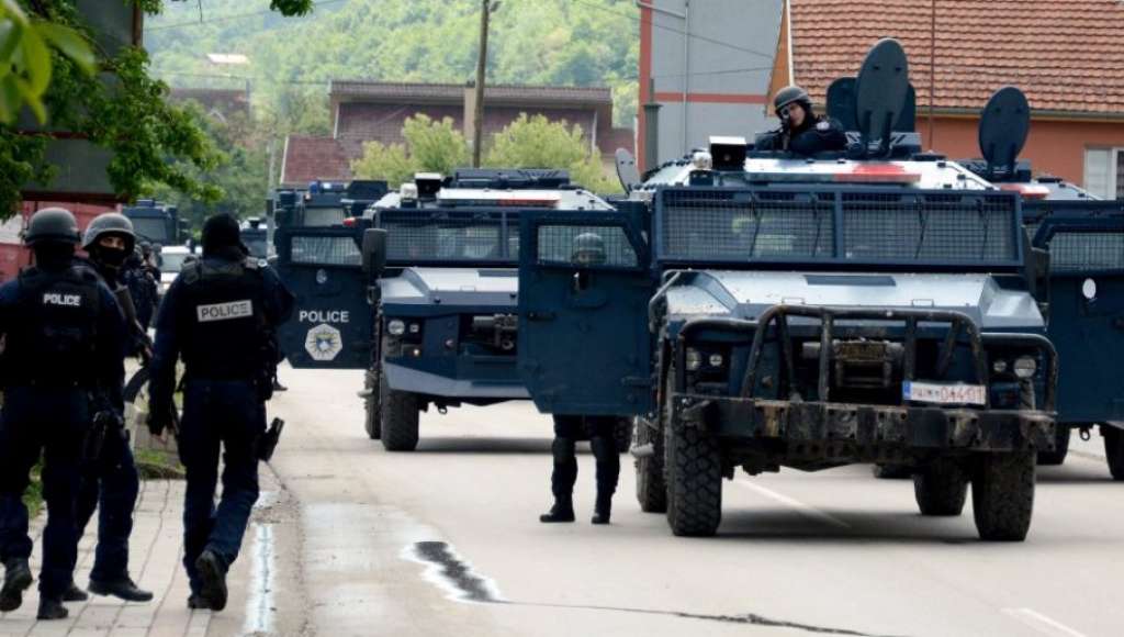 Sukobi na sjeveru Kosova: Ozlijeđeno desetak ljudi u napadima šok bombama i suzavcem, Vučić mobilizira vojsku!
