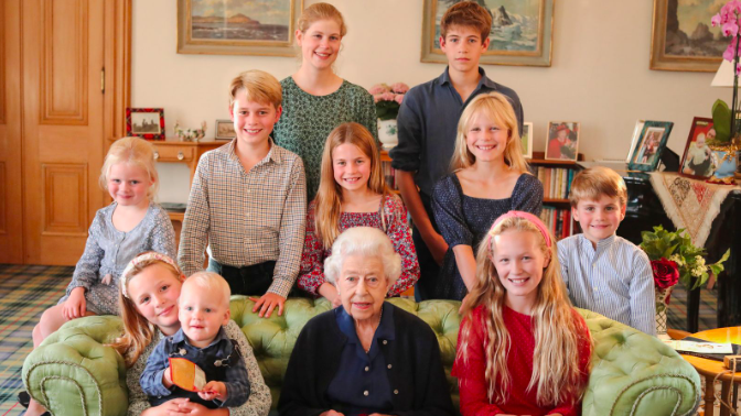 Lady Louise Windsor i James, grof od Wessexa u zadnjem redu fotografije kraljice sa svojim unucima i praunucima. Slika: Princeza od Walesa