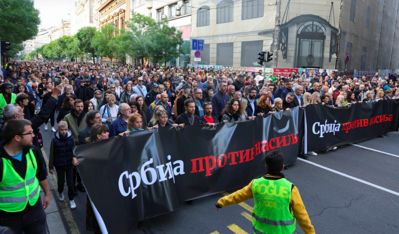 Veliki protesti u Srbiji. U Beogradu, u Novom Sadu, Kragujevcu, Kraljevu i Čačku narod poručuje - 