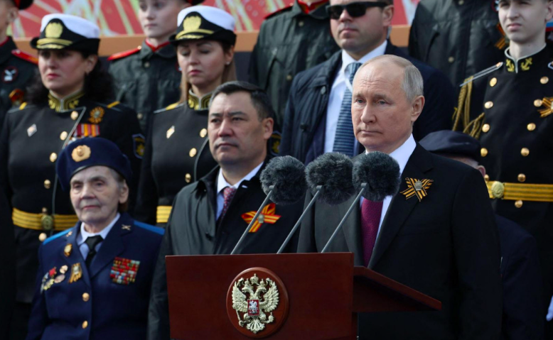 Putinov nadrealni govor za Dan pobjede izazvao kontroverzu zbog nacističkih simbola u dekoru sobe