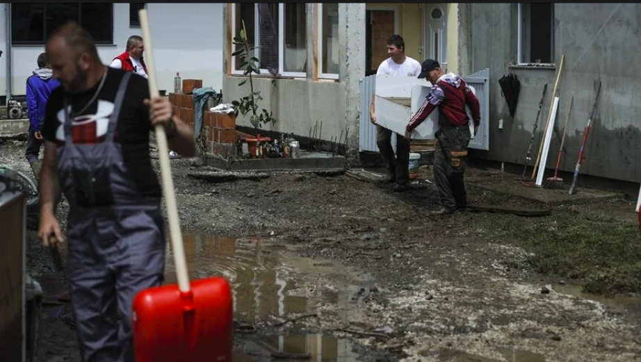 Velika šteta od poplava u Tesliću: Mještani čiste poplavljene kuće, puteve i dvorišta
