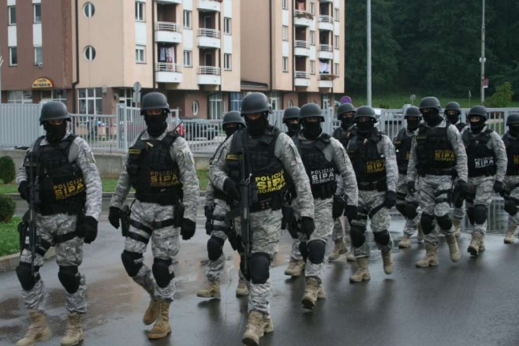 Racija u migrantskom centru Blažuj, angažovano 300 policajaca