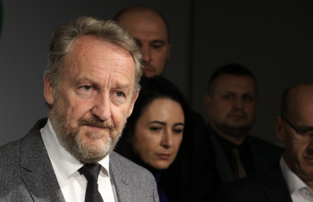 Nakon smjene prof. dr. Sebije Izetbegović s funkcije generalne direktorice Kliničkog centra Univerziteta u Sarajevu (KCUS), njen suprug i predsjednik Stranke demokratske akcije, Bakir Izetbegović, se obratio javnosti ističući da je to potez političko-medijske kampanje koja je trajala gotovo dvije godine. Izetbegović je naglasio da je odlučio progovoriti kao predsjednik stranke koja se dugi niz godina suprotstavlja nasilju, nepravdi i neistini. Istaknuo je da je napad na prof. Izetbegović bio nasilje i nepravda zasnovani na lažima, koje su se proširile u društvu suočenom s krizom morala. Nadalje, Izetbegović je istaknuo dvostruke istine u vezi s napadima na prof. Izetbegović. Prva se odnosi na demantiranje tvrdnji Asima Kurjaka o njezinom doktoratu i obrazovanju u Zagrebu, a druga se tiče njenog rada na KCUS-u. Prema Izetbegoviću, prof. Izetbegović je uspješno vodila KCUS, vraćajući dug od preko 100 miliona KM, poboljšavajući položaj pacijenata, obračunavajući se s korupcijom te unapređujući zdravstveni kadar i infrastrukturu. On je također istaknuo da je smjenu prof. Izetbegović pokrenula Vlada Federacije BiH putem nezakonito imenovanog Upravnog odbora, te da će pravno i politički biti osporeno na sudu i Senatu Univerziteta u Sarajevu. Izetbegović je pozvao na očuvanje moralnih načela te izrazio podršku i vjeru u pravdu, ističući da SDA neće popuštati pred nasiljem i lažima, bez obzira na političke sukobe. Naveo je da je napad na prof. Izetbegović samo početak, te da se stranka neće povući pred bilo kakvim oblikom nasilja ili montiranih procesa.