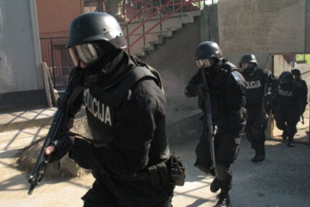 Policija pretresla 14 lokacija u Kaknju. Tražili drogu i oružje