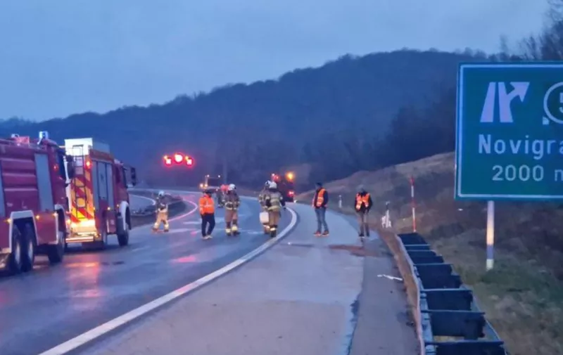 Teška saobraćajna nesreća na autocesti u Hrvatskoj. Troje poginulih, 12 je povrijeđenih