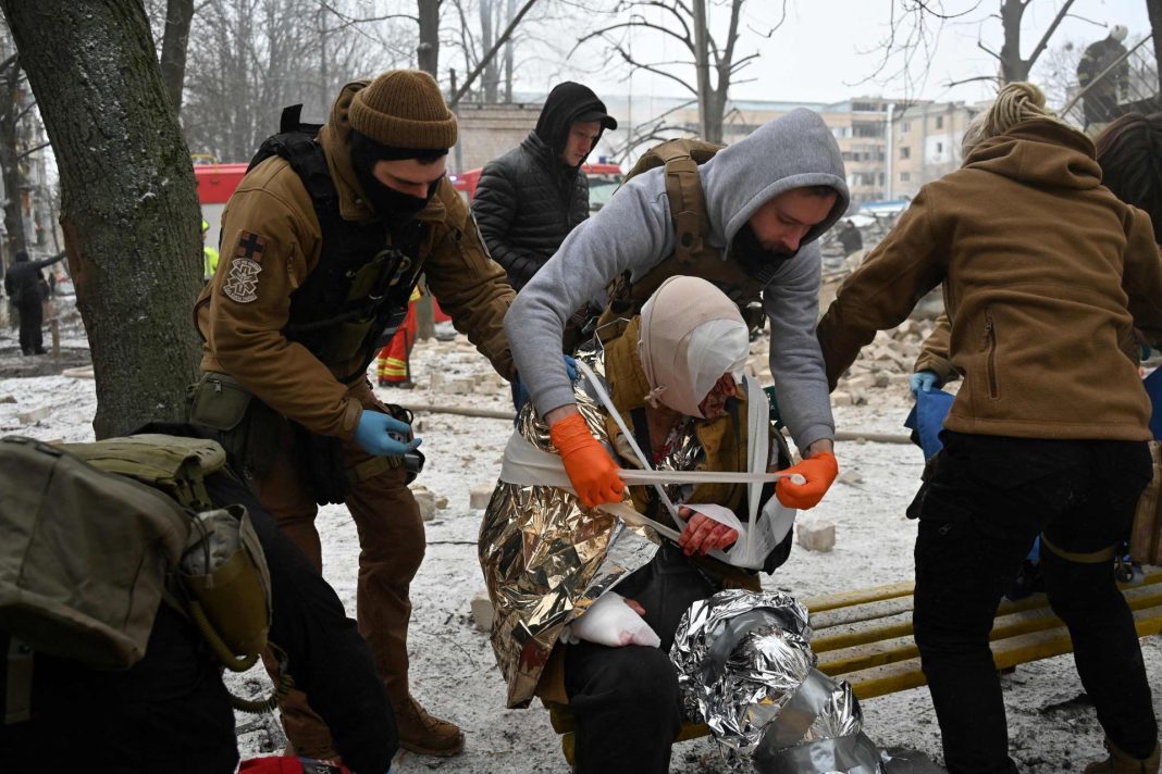 RUSIJA RAKETIRALA UKRAJINU: Civili zakopani u ruševinama, Kijevljani okrvavljenih lica; Poljaci digli avione!