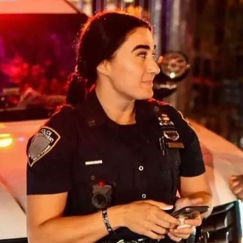 Policajka Alisa Bajraktarević podigla je tužbu protiv grada New Yorka zbog fotke u toplesu