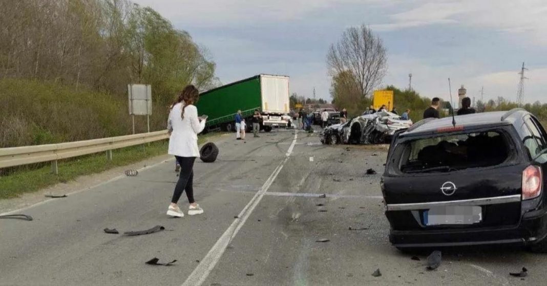 Tragična prometna nesreća, teretno vozilo naletilo na kolonu od 15 automobila