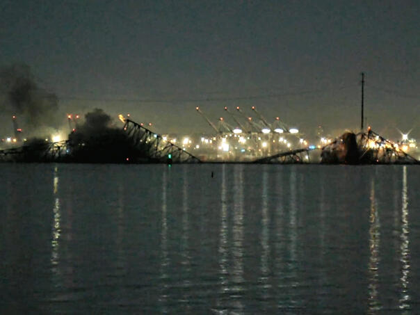 SAD: Brodom srušio poznati most u Baltimoru (VIDEO)