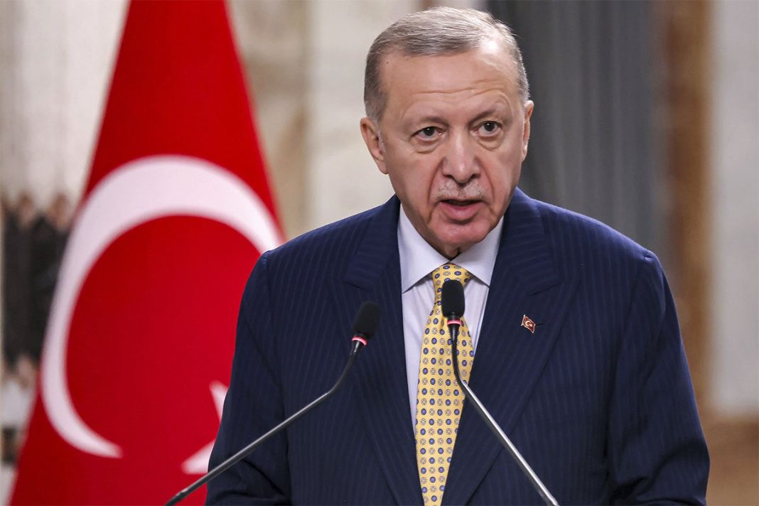 Erdogana postao hit na društvenim mrežama. Ustavni sud čeka a on se češlja (VIDEO)