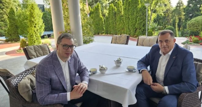 PROCURILO IZ RESTORANA: Vučić obećava Dodiku: Ako Zvezda uđe u Ligu šampiona, dobijaš duplo više