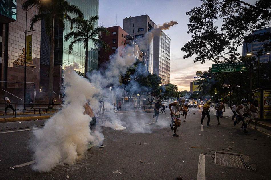 Haos u Venezueli nakon izbora: Demonstranti se sukobljavaju s policijom i ruše statue Huga Cháveza