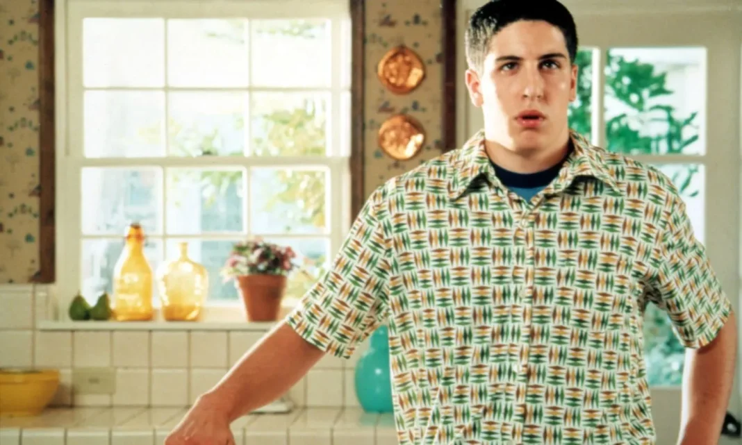 Jason Biggs, legendarni Jim iz kultne komedije American Pie, otvorio je dušu o najmračnijem razdoblju svog života – godinama ispunjenim alkoholom, kokainom, tajnama i borbom za vlastiti spas. U intimnom razgovoru za podcast Well with Arielle Lorre, 47-godišnji glumac je ispričao kako je slava s 19 godina postala ulaznica u samodestrukciju. 🎬 Slava bez kočnica: 