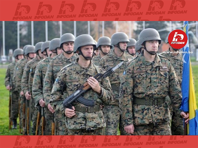 Vojnici Oružanih snaga BiH stoje u stroju tokom službene ceremonije