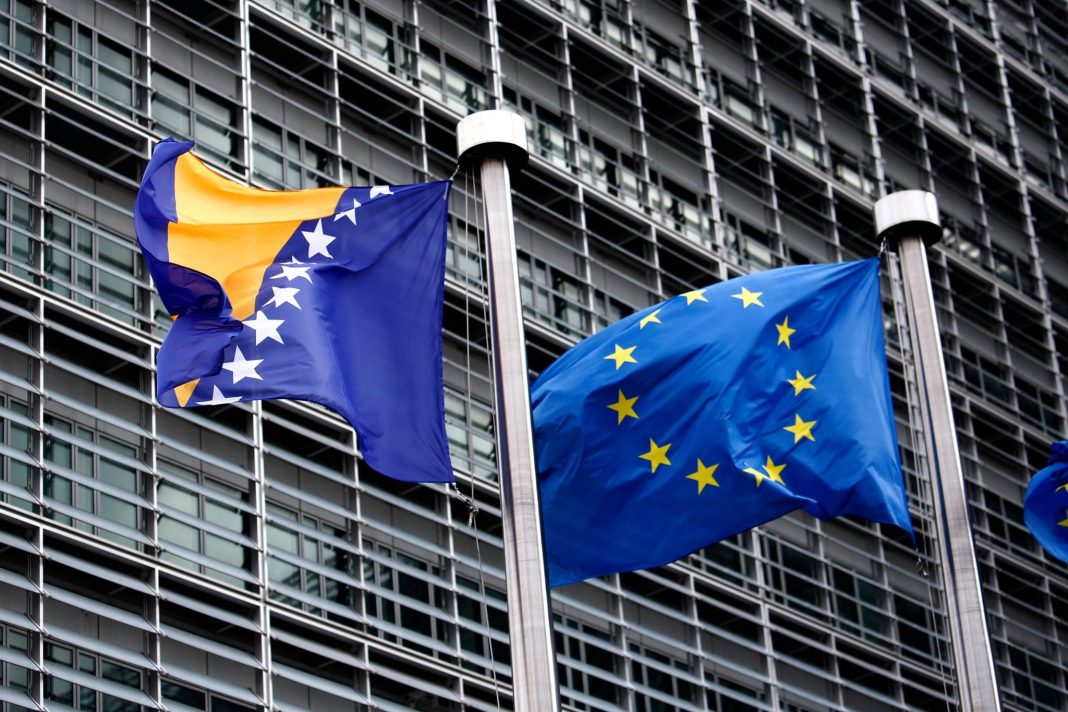 Zastave Bosne i Hercegovine i Evropske unije ispred zgrade Evropske komisije