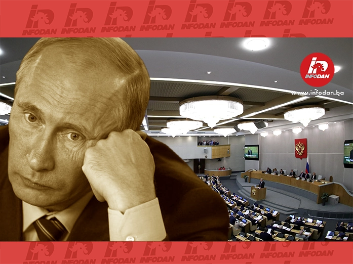 Zabrinut izraz Vladimira Putina uz pozadinu ruske Dume