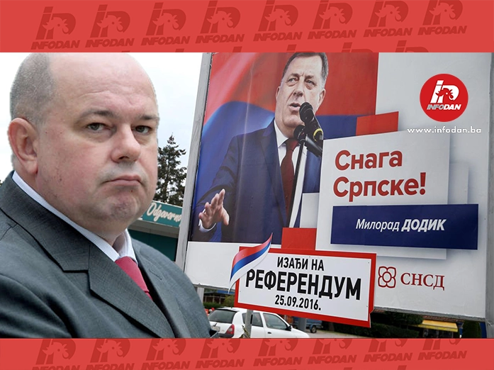 Milorad Dodik na plakatu o referendumu ispred bilborda sa sloganom 